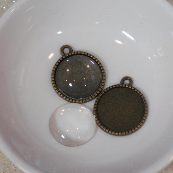 18mm Round Tray Pendant and Glass Cabochon - Set of 2 - Antique Bronze - Humpday Beads